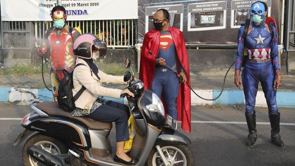 Dân trốn cách ly xã hội, Indonesia trưng quan tài Ở nhà hay ở trong hòm - Ảnh 5. Dân trốn cách ly xã hội, Indonesia trưng quan tài Ở nhà hay ở trong hòm - Ảnh 5.