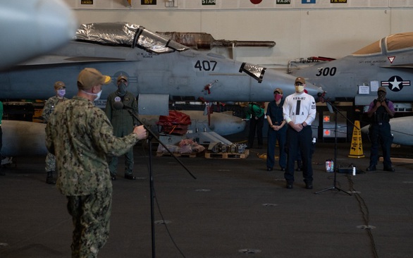 Một thủy thủ trên tàu sân bay USS Theodore Roosevelt chết vì COVID-19 - Ảnh 1. Một thủy thủ trên tàu sân bay USS Theodore Roosevelt chết vì COVID-19 - Ảnh 1.