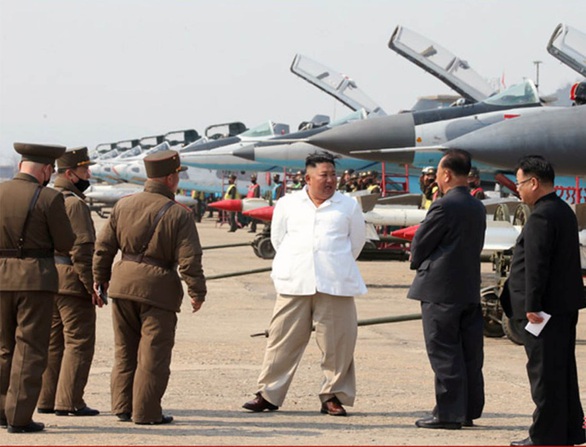 Hàn Quốc quả quyết ông Kim Jong Un vẫn khỏe mạnh - Ảnh 1. Hàn Quốc quả quyết ông Kim Jong Un vẫn khỏe mạnh - Ảnh 1.