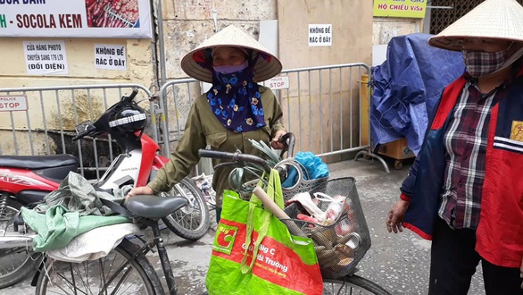 Người nghèo vất vả mưu sinh, ve chai và rác cũng ít - Ảnh 3. Người nghèo vất vả mưu sinh, ve chai và rác cũng ít - Ảnh 3.