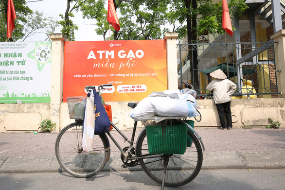 Tạm dừng ATM gạo ở Nghĩa Tân do chen lấn sau 4 ngày hoạt động - Ảnh 3.
