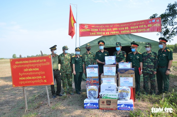 Quân khu 7 tặng quà chiến sĩ chống dịch COVID-19 tuyến biên giới Campuchia - Ảnh 1. Quân khu 7 tặng quà chiến sĩ chống dịch COVID-19 tuyến biên giới Campuchia - Ảnh 1.