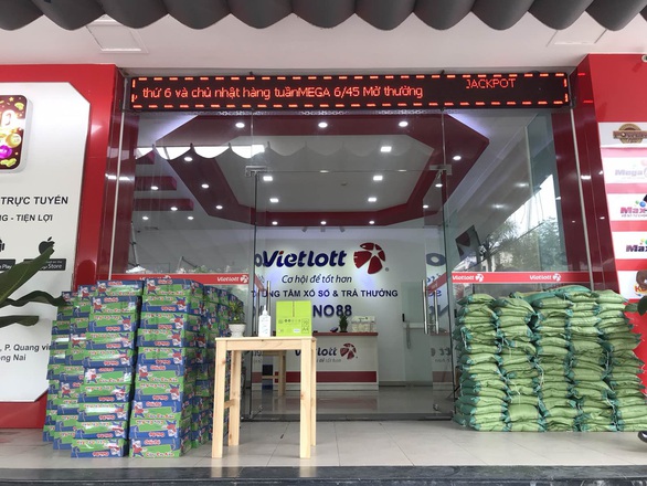 Vietlott giúp đỡ các hoàn cảnh khó khăn trong thời gian chống dịch - Ảnh 1. Vietlott giúp đỡ các hoàn cảnh khó khăn trong thời gian chống dịch - Ảnh 1.