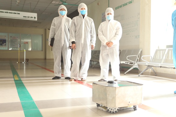 Thêm một robot hỗ trợ khu vực cách ly COVID-19 - Ảnh 1. Thêm một robot hỗ trợ khu vực cách ly COVID-19 - Ảnh 1.