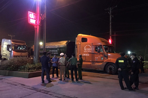 The director of the Dong Nai Police Director arrived on the scene in the middle of the night to direct the overloaded car - Photo 1.