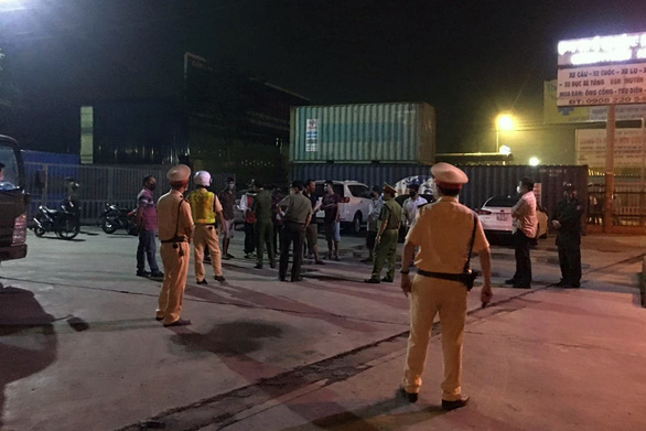 The director of the Dong Nai Police Director arrived at the scene in the middle of the night to signal the driver to overload the car - Image 3.