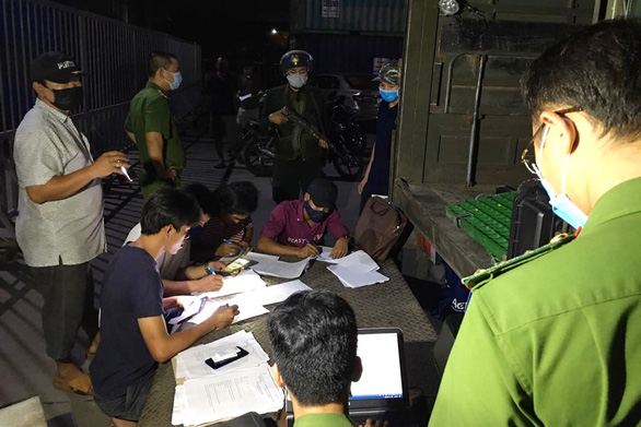 The director of the Dong Nai Police Director arrived on the scene in the middle of the night to direct the overloaded car - Photo 4.