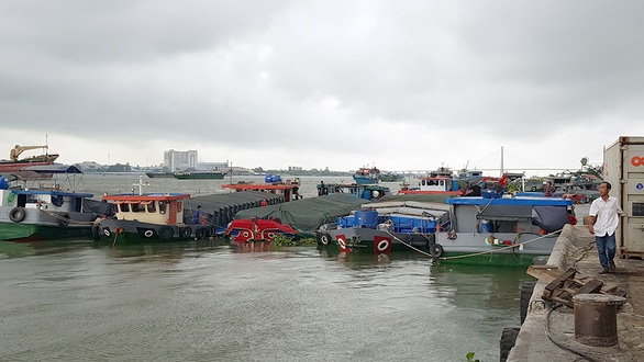 Bị phản ứng nhận tờ khai lúc nửa đêm: Hải quan nói không có lợi ích nhóm - Ảnh 1. Bị phản ứng nhận tờ khai lúc nửa đêm: Hải quan nói không có lợi ích nhóm - Ảnh 1.