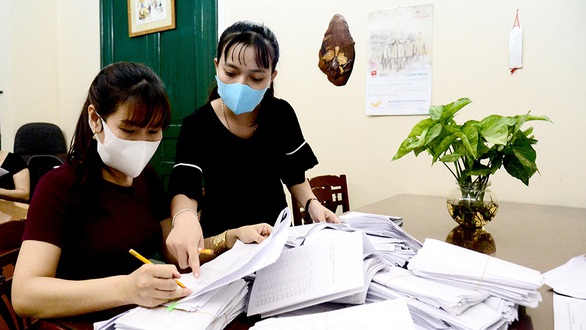 Phát tiền cho người khó khăn: Chờ Bộ LĐ-TB&XH! - Ảnh 1. Phát tiền cho người khó khăn: Chờ Bộ LĐ-TB&XH! - Ảnh 1.