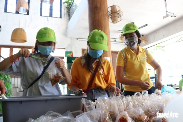 Biến nhà hàng thành quán cơm dã chiến phục vụ người nghèo - Ảnh 3. Biến nhà hàng thành quán cơm dã chiến phục vụ người nghèo - Ảnh 3.