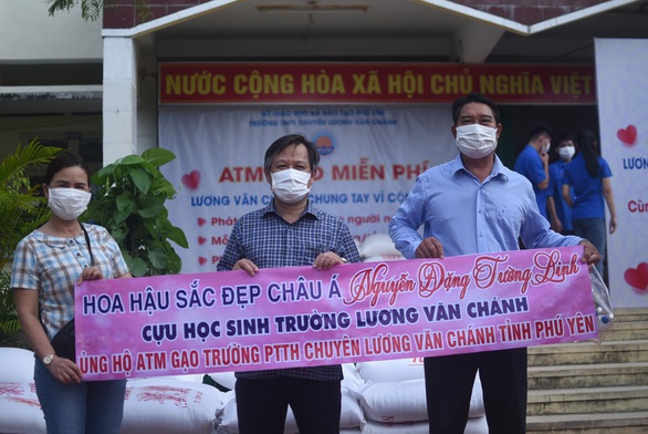 Thầy và trò trường THPT làm ATM gạo, người nghèo được nhận cả gạo lẫn rau củ - Ảnh 4. Thầy và trò trường THPT làm ATM gạo, người nghèo được nhận cả gạo lẫn rau củ - Ảnh 4.