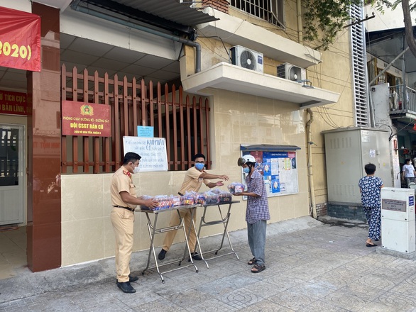CSGT TP.HCM xuống đường tặng mì gói, nước mắm... bà con khó khăn - Ảnh 2. CSGT TP.HCM xuống đường tặng mì gói, nước mắm... bà con khó khăn - Ảnh 2.