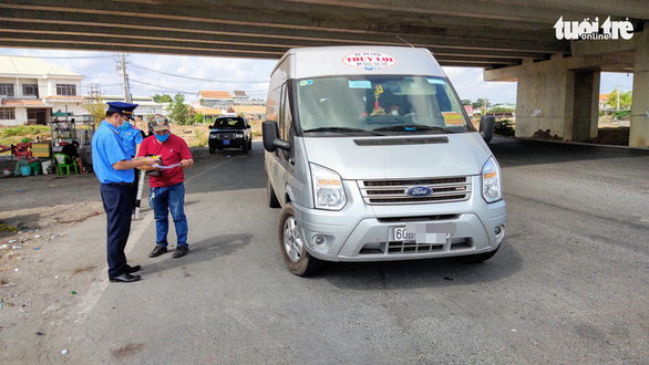Kiểm tra các cửa ngõ: buộc hơn 70 phương tiện chở khách sắp vào TP.HCM quay đầu - Ảnh 2. Kiểm tra các cửa ngõ: buộc hơn 70 phương tiện chở khách sắp vào TP.HCM quay đầu - Ảnh 2.