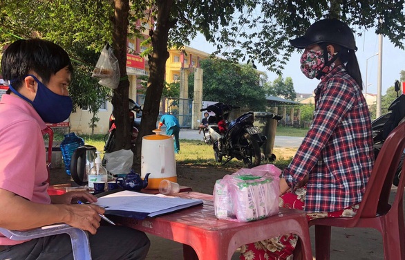 Bỏ rượu vào hộp sữa để đưa vào khu cách ly tập trung - Ảnh 1. Bỏ rượu vào hộp sữa để đưa vào khu cách ly tập trung - Ảnh 1.