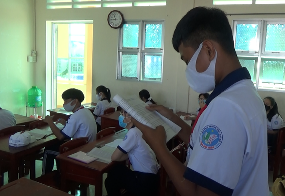 Học sinh Cà Mau trở lại trường, ngồi cách 2 mét, Thái Bình ngồi như cũ - Ảnh 3. Học sinh Cà Mau trở lại trường, ngồi cách 2 mét, Thái Bình ngồi như cũ - Ảnh 3.