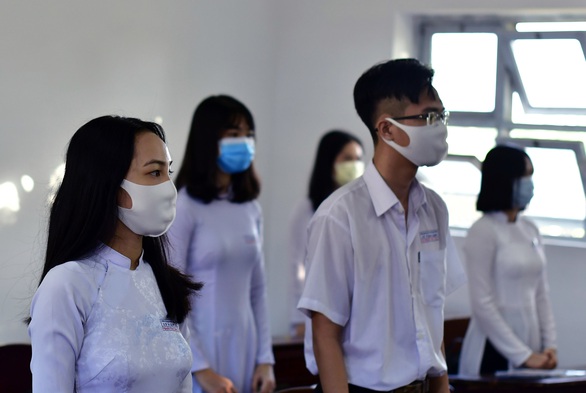 Học sinh Cà Mau trở lại trường, ngồi cách 2 mét, Thái Bình ngồi như cũ - Ảnh 6. Học sinh Cà Mau trở lại trường, ngồi cách 2 mét, Thái Bình ngồi như cũ - Ảnh 6.