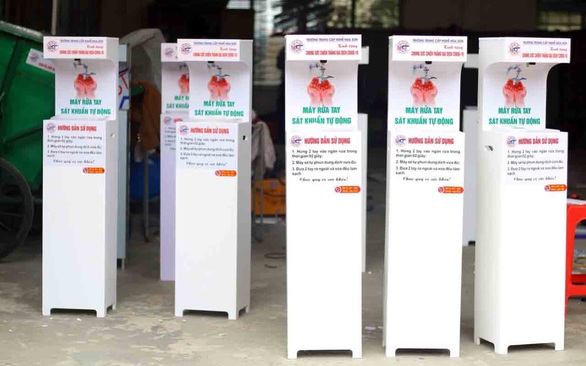 Trường nghề chế tạo máy rửa tay sát khuẩn tự động - Ảnh 1. Trường nghề chế tạo máy rửa tay sát khuẩn tự động - Ảnh 1.