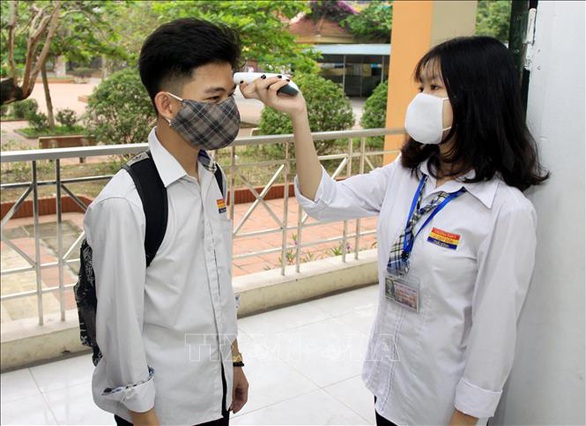 Học sinh Cà Mau trở lại trường, ngồi cách 2 mét, Thái Bình ngồi như cũ - Ảnh 12. Học sinh Cà Mau trở lại trường, ngồi cách 2 mét, Thái Bình ngồi như cũ - Ảnh 12.