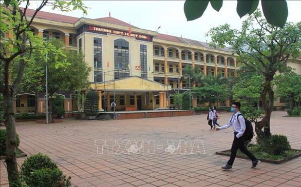 Học sinh Cà Mau trở lại trường, ngồi cách 2 mét, Thái Bình ngồi như cũ - Ảnh 11. Học sinh Cà Mau trở lại trường, ngồi cách 2 mét, Thái Bình ngồi như cũ - Ảnh 11.