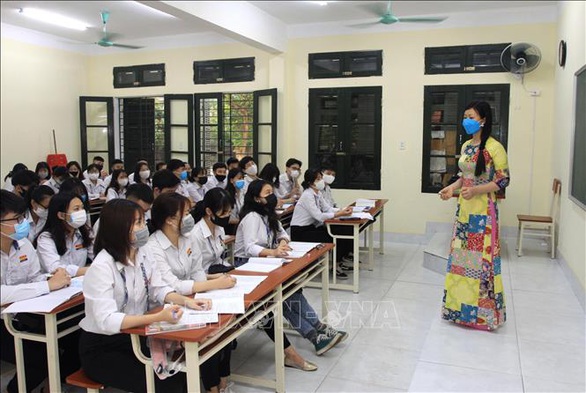 Học sinh Cà Mau trở lại trường, ngồi cách 2 mét, Thái Bình ngồi như cũ - Ảnh 10. Học sinh Cà Mau trở lại trường, ngồi cách 2 mét, Thái Bình ngồi như cũ - Ảnh 10.