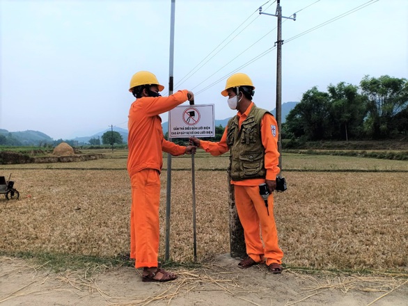 Công an điều tra cán bộ xã nghi chiếm đoạt tiền điện hỗ trợ cho người nghèo - Ảnh 1. Công an điều tra cán bộ xã nghi chiếm đoạt tiền điện hỗ trợ cho người nghèo - Ảnh 1.