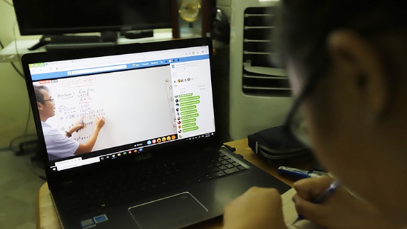 Quá tải vì học trực tuyến - Ảnh 1. Quá tải vì học trực tuyến - Ảnh 1.