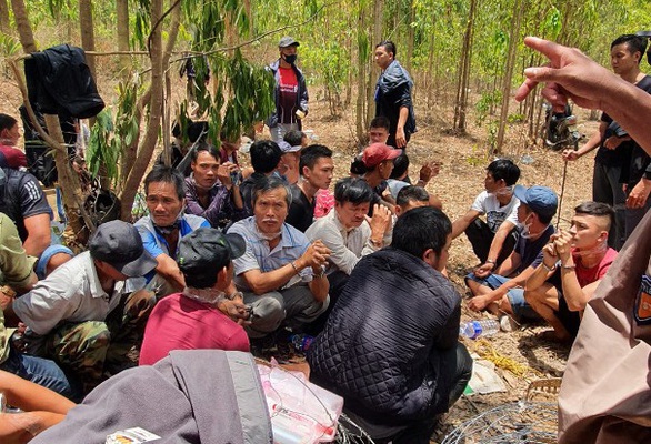 Mai phục từ 3h sáng, bắt 49 người đá gà đánh bạc trên đỉnh đèo - Ảnh 1. Mai phục từ 3h sáng, bắt 49 người đá gà đánh bạc trên đỉnh đèo - Ảnh 1.