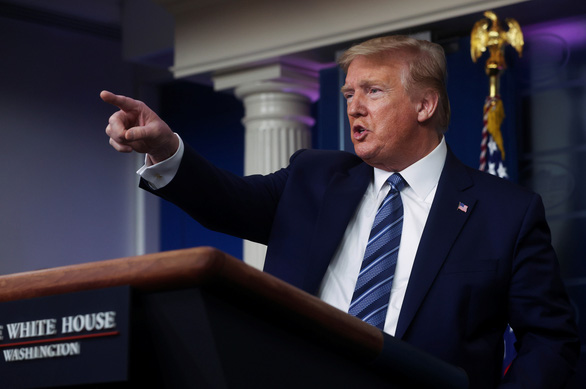 Ông Trump: Tạm cấm nhập cư những người tìm kiếm thẻ xanh trong 60 ngày - Ảnh 1. Ông Trump: Tạm cấm nhập cư những người tìm kiếm thẻ xanh trong 60 ngày - Ảnh 1.