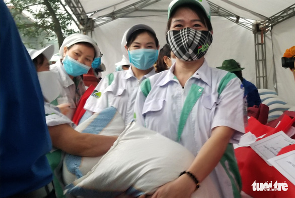 Mưa như trút, công nhân giúp nhau che hạt gạo sẻ chia kẻo ướt - Ảnh 7. Mưa như trút, công nhân giúp nhau che hạt gạo sẻ chia kẻo ướt - Ảnh 7.
