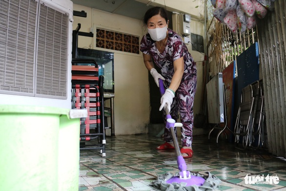 Hàng quán tại TP.HCM tất bật lau chùi, ‘rục rịch’ chờ mở lại - Ảnh 2. Hàng quán tại TP.HCM tất bật lau chùi, ‘rục rịch’ chờ mở lại - Ảnh 2.