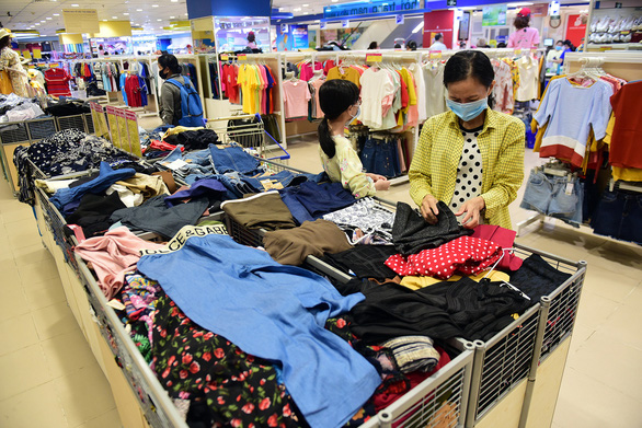Hàng may mặc made in Vietnam hút hàng tại các siêu thị - Ảnh 2.