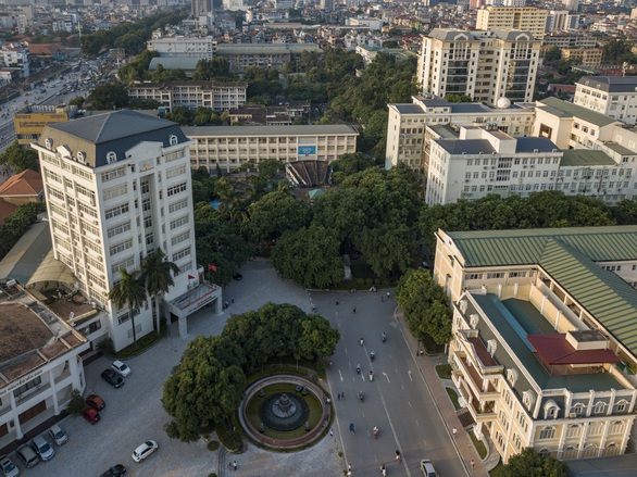 Sinh viên ĐH Quốc gia Hà Nội trở lại trường ngày 4-5 - Ảnh 1. Sinh viên ĐH Quốc gia Hà Nội trở lại trường ngày 4-5 - Ảnh 1.