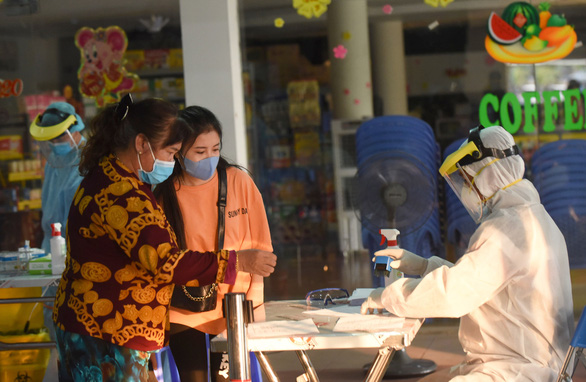 TP.HCM ngưng lấy mẫu xét nghiệm sàng lọc COVID-19 tại sân bay, nhà ga - Ảnh 1.