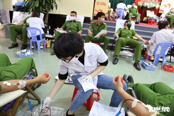 Nghe tin công an tổ chức hiến máu, người dân Đà Nẵng rủ nhau tham gia - Ảnh 6. Nghe tin công an tổ chức hiến máu, người dân Đà Nẵng rủ nhau tham gia - Ảnh 6.