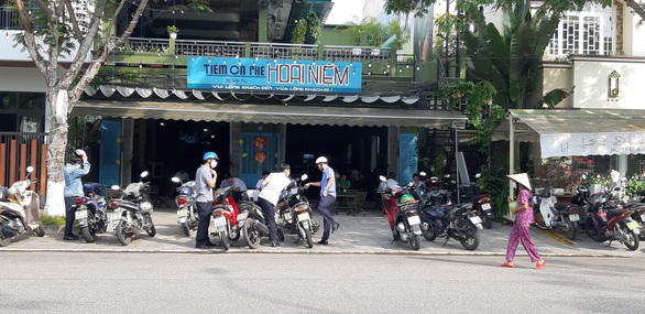 Miền Trung ngày đầu nới lỏng cách ly, quán xá sôi động trở lại - Ảnh 1. Miền Trung ngày đầu nới lỏng cách ly, quán xá sôi động trở lại - Ảnh 1.