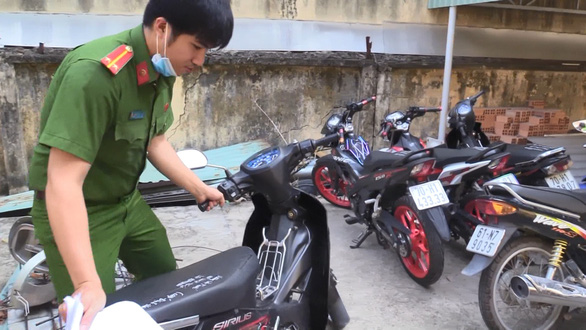 Khởi tố nhóm giả danh công an Bình Dương để cướp xe máy - Ảnh 2. Khởi tố nhóm giả danh công an Bình Dương để cướp xe máy - Ảnh 2.