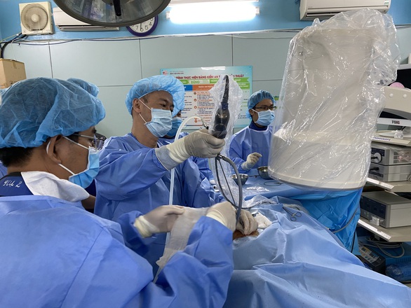 Bệnh viện Bình Dân lấy sỏi thận cho 3 bệnh nhi qua đường hầm siêu nhỏ - Ảnh 1. Bệnh viện Bình Dân lấy sỏi thận cho 3 bệnh nhi qua đường hầm siêu nhỏ - Ảnh 1.