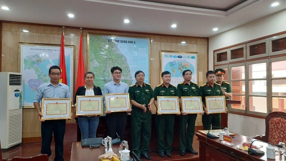 Tư lệnh Quân khu 5 tặng bằng khen cho phóng viên Tuổi Trẻ - Ảnh 1. Tư lệnh Quân khu 5 tặng bằng khen cho phóng viên Tuổi Trẻ - Ảnh 1.