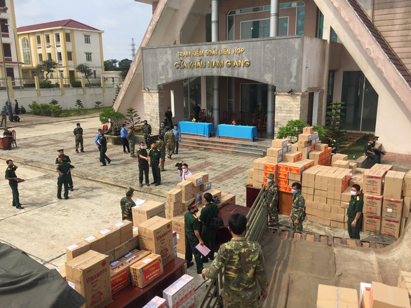 Tư lệnh Quân khu 5 tặng bằng khen cho phóng viên Tuổi Trẻ - Ảnh 3. Tư lệnh Quân khu 5 tặng bằng khen cho phóng viên Tuổi Trẻ - Ảnh 3.