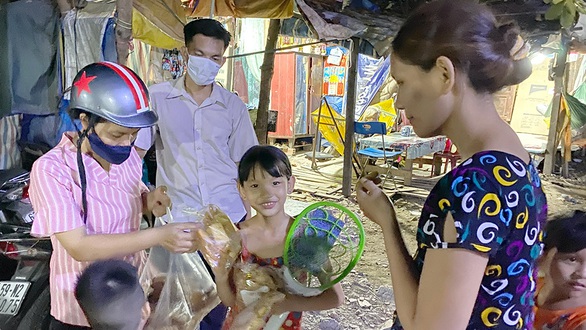 Dìu nhau vượt dịch - Ảnh 2. Dìu nhau vượt dịch - Ảnh 2.