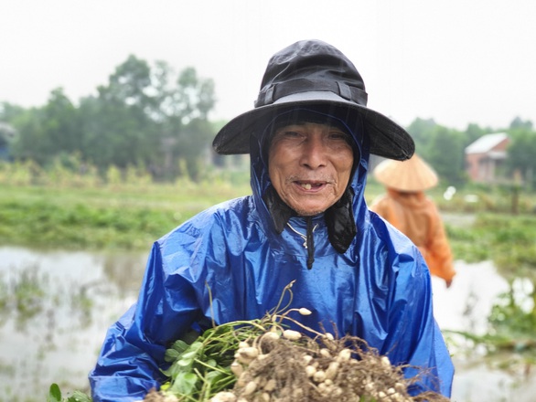 Nhiều nơi nắng hạn, Thừa Thiên Huế lại ngập vì mưa, vụ mùa bị đe dọa - Ảnh 1. Nhiều nơi nắng hạn, Thừa Thiên Huế lại ngập vì mưa, vụ mùa bị đe dọa - Ảnh 1.