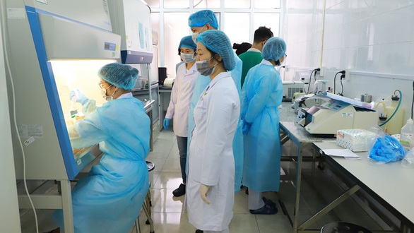 Thiết bị xét nghiệm COVID-19: Đóng hay mở, giá bao nhiêu? - Ảnh 1. Thiết bị xét nghiệm COVID-19: Đóng hay mở, giá bao nhiêu? - Ảnh 1.