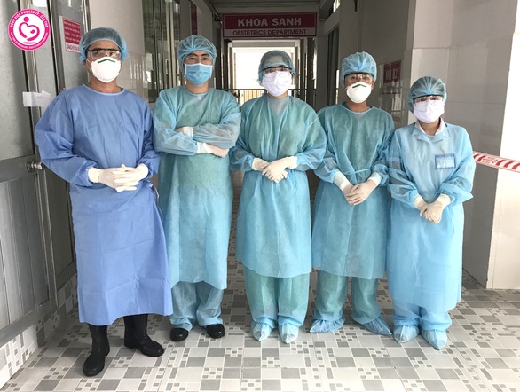 Mổ đón bé trai 3kg cho sản phụ từ Singapore về cách ly tập trung tại Cần Thơ - Ảnh 1. Mổ đón bé trai 3kg cho sản phụ từ Singapore về cách ly tập trung tại Cần Thơ - Ảnh 1.