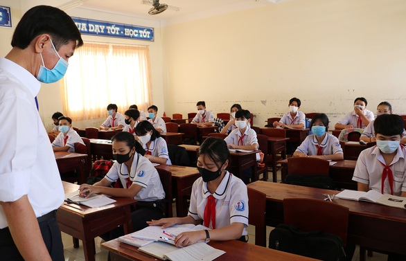 TP.HCM sẽ lập vách ngăn trong suốt giữa các bàn học? - Ảnh 1. TP.HCM sẽ lập vách ngăn trong suốt giữa các bàn học? - Ảnh 1.