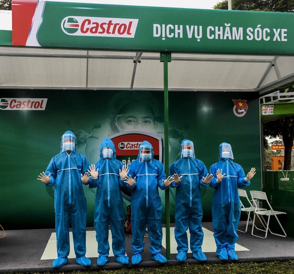 Castrol thay nhớt xe miễn phí cho các y, bác sĩ khu cách ly - Ảnh 2. Castrol thay nhớt xe miễn phí cho các y, bác sĩ khu cách ly - Ảnh 2.
