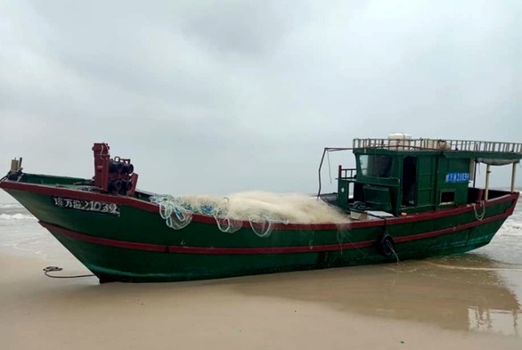 Phát hiện tàu cá có chữ Trung Quốc trôi dạt vào bờ biển - Ảnh 1. Phát hiện tàu cá có chữ Trung Quốc trôi dạt vào bờ biển - Ảnh 1.