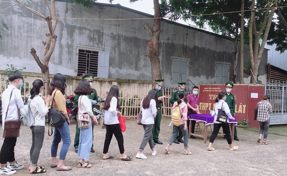 Trở lại trường sau kỳ nghỉ phòng dịch COVID-19: Đủ kiểu giãn cách - Ảnh 1. Trở lại trường sau kỳ nghỉ phòng dịch COVID-19: Đủ kiểu giãn cách - Ảnh 1.
