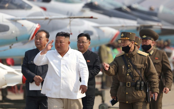 Loạn thuyết âm mưu về sức khỏe ông Kim Jong Un - Ảnh 1. Loạn thuyết âm mưu về sức khỏe ông Kim Jong Un - Ảnh 1.