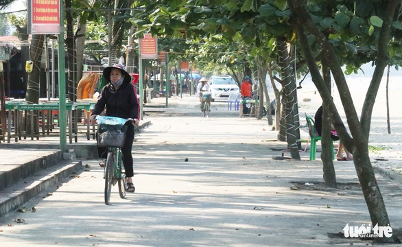 Biển Cửa Lò mở cửa vắng vẻ, nhà hàng nín thở lo ế khách - Ảnh 5. Biển Cửa Lò mở cửa vắng vẻ, nhà hàng nín thở lo ế khách - Ảnh 5.