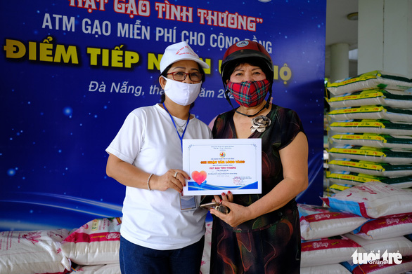 Doanh nhân trẻ Đà Nẵng góp gạo cho cộng đồng, tặng máy thở cho bệnh viện - Ảnh 4. Doanh nhân trẻ Đà Nẵng góp gạo cho cộng đồng, tặng máy thở cho bệnh viện - Ảnh 4.